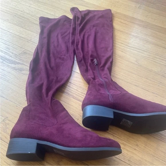 Maroon thigh high boots
FOREVER 21
Size: 7.5 but fit more 8. - Picture 2 of 5